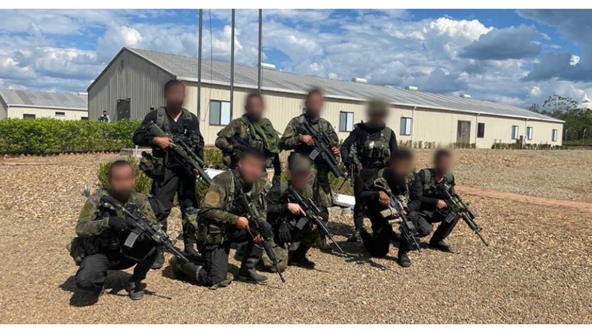 Unidades especiales del Ejército contra el narcotráfico. Usan prendas de color negro.