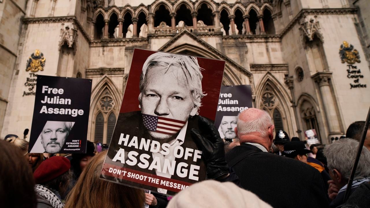 Un manifestante sostiene una pancarta, después de que Stella Assange, esposa del fundador de Wikileaks, Julian Assange, emitiera una declaración frente a los Tribunales Reales de Justicia, en Londres, el martes 26 de marzo de 2024.