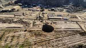 Vista aérea tomada el 1 de agosto de 2022 que muestra el gran agujero que apareció durante el fin de semana cerca del pueblo minero de Tierra Amarilla.