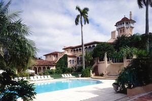 Una vista exterior de la piscina en 'Mar a Lago' propiedad del empresario Donald Trump alrededor de 2000 en Palm Beach, Florida. (Foto de Marc Serota / Getty images)