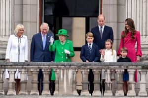 La reina Isabel II de Gran Bretaña se encuentra en el balcón del Palacio de Buckingham con la familia real.