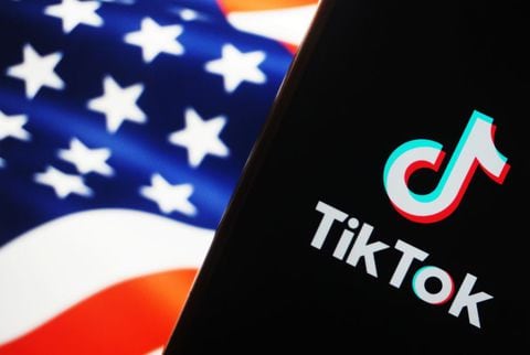 En un movimiento sorprendente, el presidente Biden ha aprobado una ley que podría poner fin a la presencia de TikTok en el país, planteando serias dudas sobre el futuro de la popular plataforma de videos.