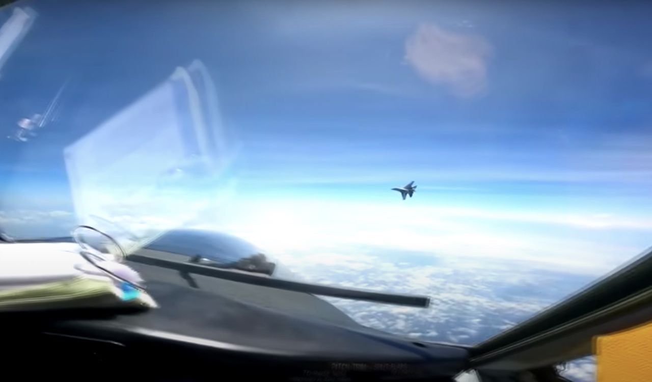 Momento en el que el avión J-16 de China para delante de la aeronave estadounidense, generando una turbulencia en la cabina