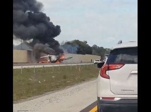 La avioneta impactó a un vehículo en una carretera de la Florida, en Estados Unidos.