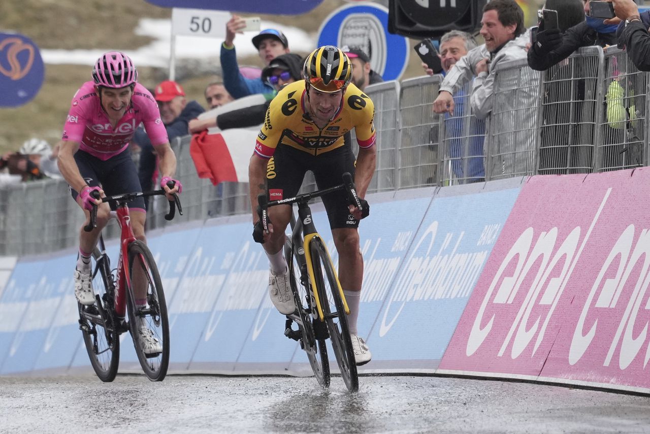 Slovenia's Primoz Roglic leads Britain's Geraint Thomas during the 19th stage of the Giro D'Italia , tour of Italy cycling race, from Longarone to Tre Cime di Lavaredo, Italy, Friday, May 26, 2023. (Gian Mattia D'Alberto/LaPresse via AP)