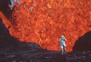 Katia Krafft en su vestido de aluminio... una especie de extraterrestre más cerca de la tierra que nadie, mientras el volcán Krafla, en Islandia, hace erupción.