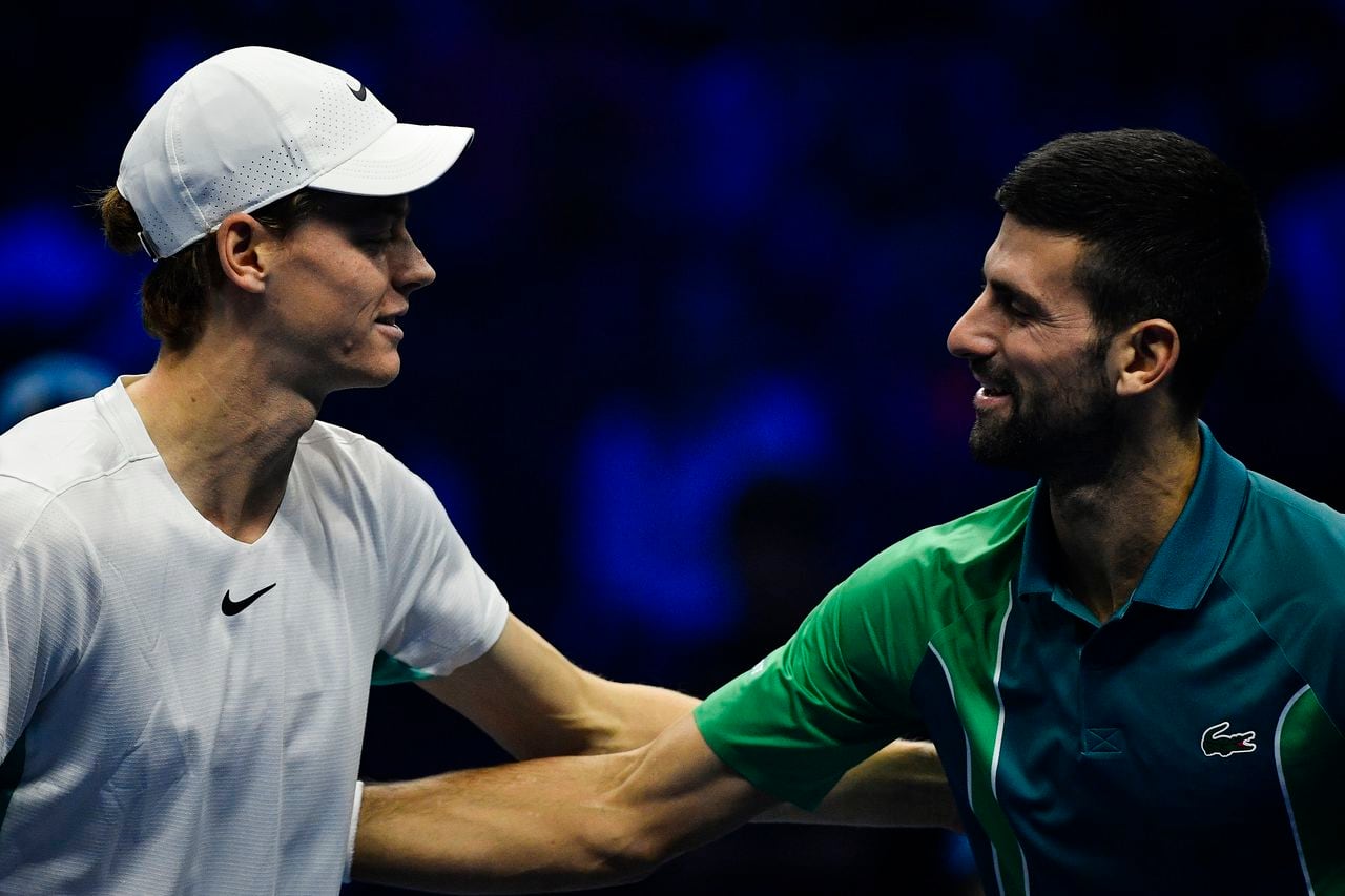 Jannik Sinner, de Italia, y Novak Djokovic, de Serbia, asisten al partido final individual masculino de las Nitto ATP Finals durante el octavo día de las Nitto ATP Finals en el Pala Alpitour el 19 de noviembre de 2023 en Turín, Italia.