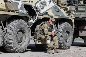 Un miembro del servicio de las tropas prorrusas espera antes de la esperada evacuación de los soldados ucranianos heridos de la acería sitiada Azovstal en el curso del conflicto entre Ucrania y Rusia en Mariupol, Ucrania, el 16 de mayo de 2022. Foto REUTERS/Alexander Ermochenko