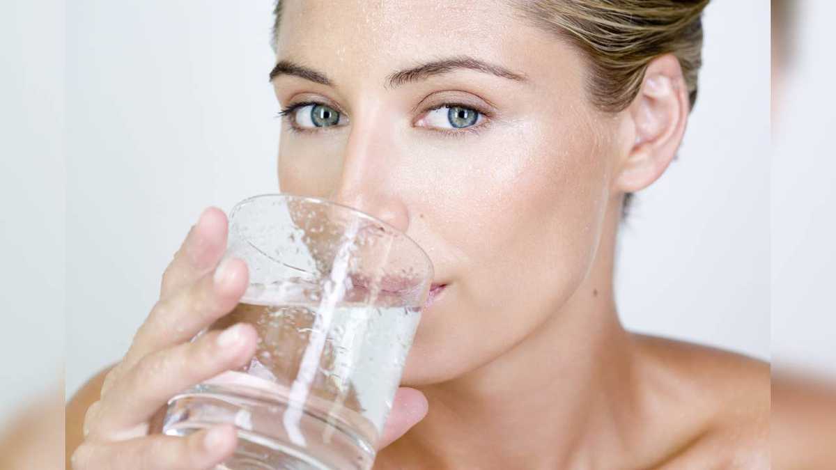 Tomar agua ayuda a tener más vitalidad y energía. Foto: Getty Images.