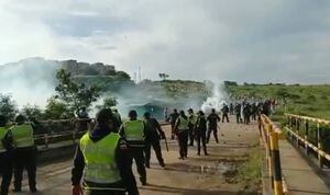 En videos de la comunidad quedó registrada la presunta agresión de las autoridades.