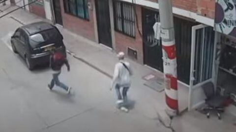 Estos dos sujetos ingresaron a robar en una peluquería, en Bosa, en Bogotá.