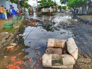 Un mueble, llantas y pilas de basuras causaron empozamiento a las afueras del Colegio Ciudad de Tunja.