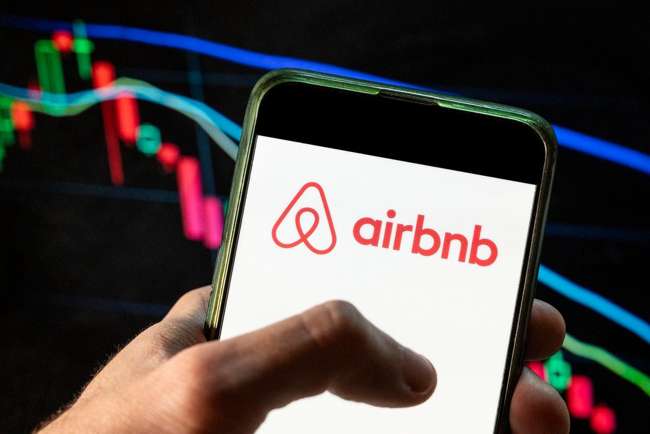 Airbnb suspende sus operaciones en Rusia y Bielorrusia.