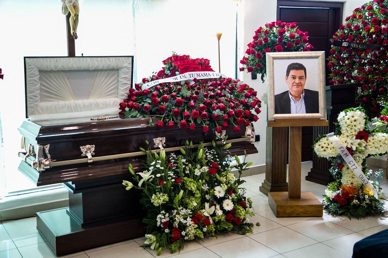 Vista del ataúd con los restos del periodista mexicano asesinado Luis Enrique Ramírez durante su velorio en Culiacán, estado de Sinaloa, México, el 6 de mayo de 2022.