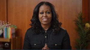 Momento en que Michelle Obama presentaba a Alicia Keys.