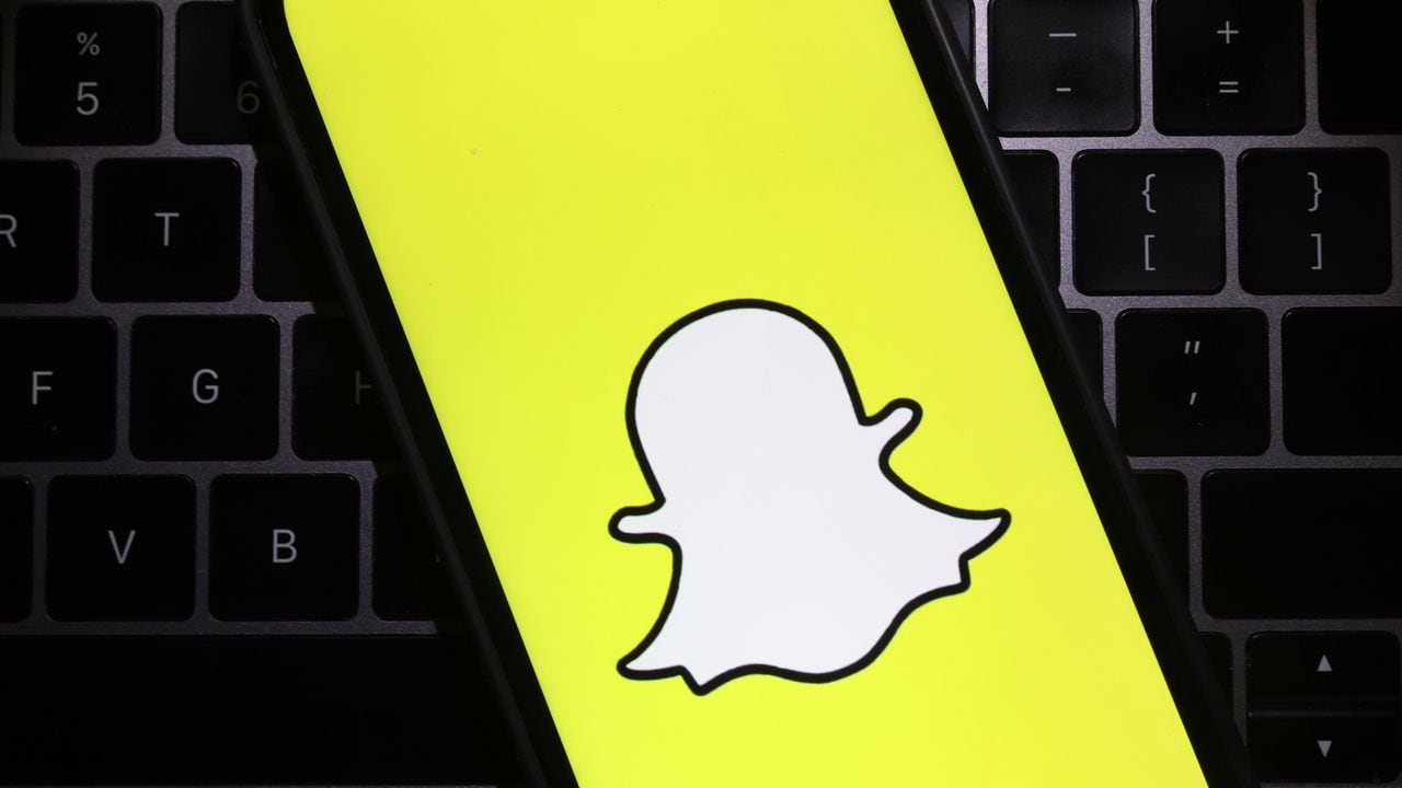 SAN ANSELMO, CALIFORNIA - FEBRUARY 03: In this photo illustration, the Snapchat logo is displayed on a cell phone screen on February 03, 2022 in San Anselmo, California. Shares of Snapchat surged in after hours trading after the company reported a better-than-expected fourth quarter earnings. (Photo illustration by Justin Sullivan/Getty Images)