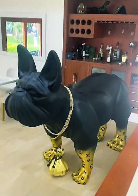 La estatua de un perro con enchapes de oro en la casa de un señalado narcotraficante por la Policía.