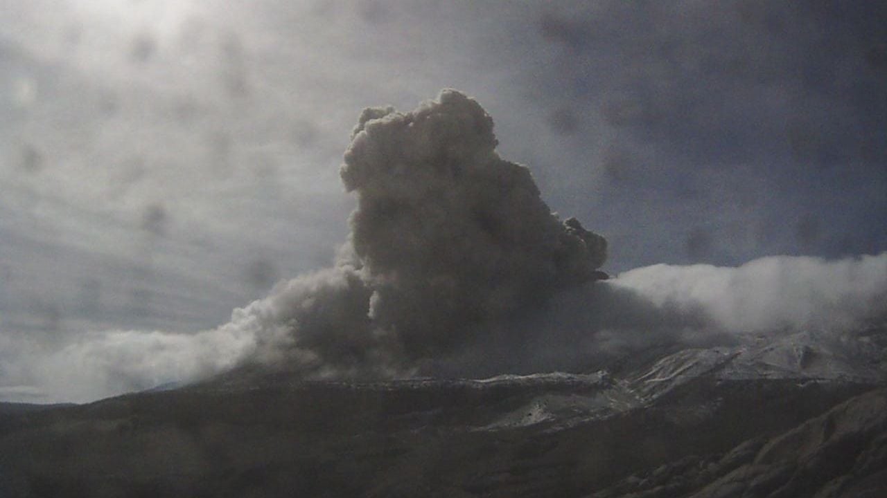 Emisión de cenizas en el Nevado del Ruiz