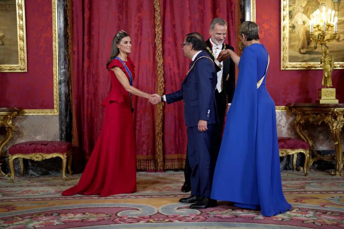 El presidente Gustavo Petro saludando a la reina Letizia en el Palacio de la Zarzuela.