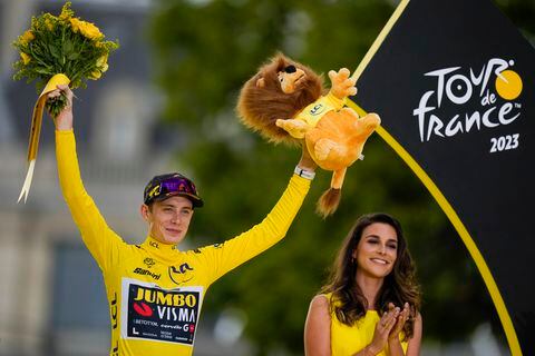 El ganador del Tour de Francia, el danés Jonas Vingegaard, con el maillot amarillo de líder general, celebra en el podio después de la vigésima primera etapa de la carrera ciclista del Tour de Francia de más de 115 kilómetros (71,5 millas) con inicio en Saint-Quentin-en-Yvelines y final en la avenida de los Campos Elíseos en París, Francia, el domingo 23 de julio de 2023. (Foto AP/Thibault Camus)