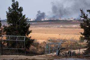 Una puerta rota al kibutz de Kfar Aza por donde supuestamente entraron militantes palestinos desde Gaza Stirp se muestra en el sur de Israel.