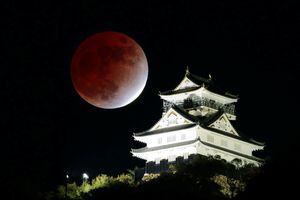 Se observa un eclipse parcial de luna sobre el castillo de Gifu en Gifu, en el centro de Japón, el 19 de noviembre de 2021 en esta foto tomada por Kyodo.  Foto Reuters / Kyodo