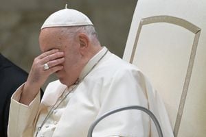 El Papa Francisco hace gestos durante la audiencia general semanal en el Aula Pablo VI del Vaticano el 29 de noviembre de 2023. (Foto de Tiziana FABI / AFP)