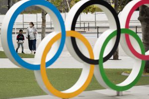 Los anillos olímpicos frente al Museo Olímpico de Japón en Tokio, el 2 de abril de 2021. (AP Foto/Hiro Komae, archivo)