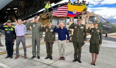 Llegaron tres de los 12 helicópteros que dará Estados Unidos a Colombia
