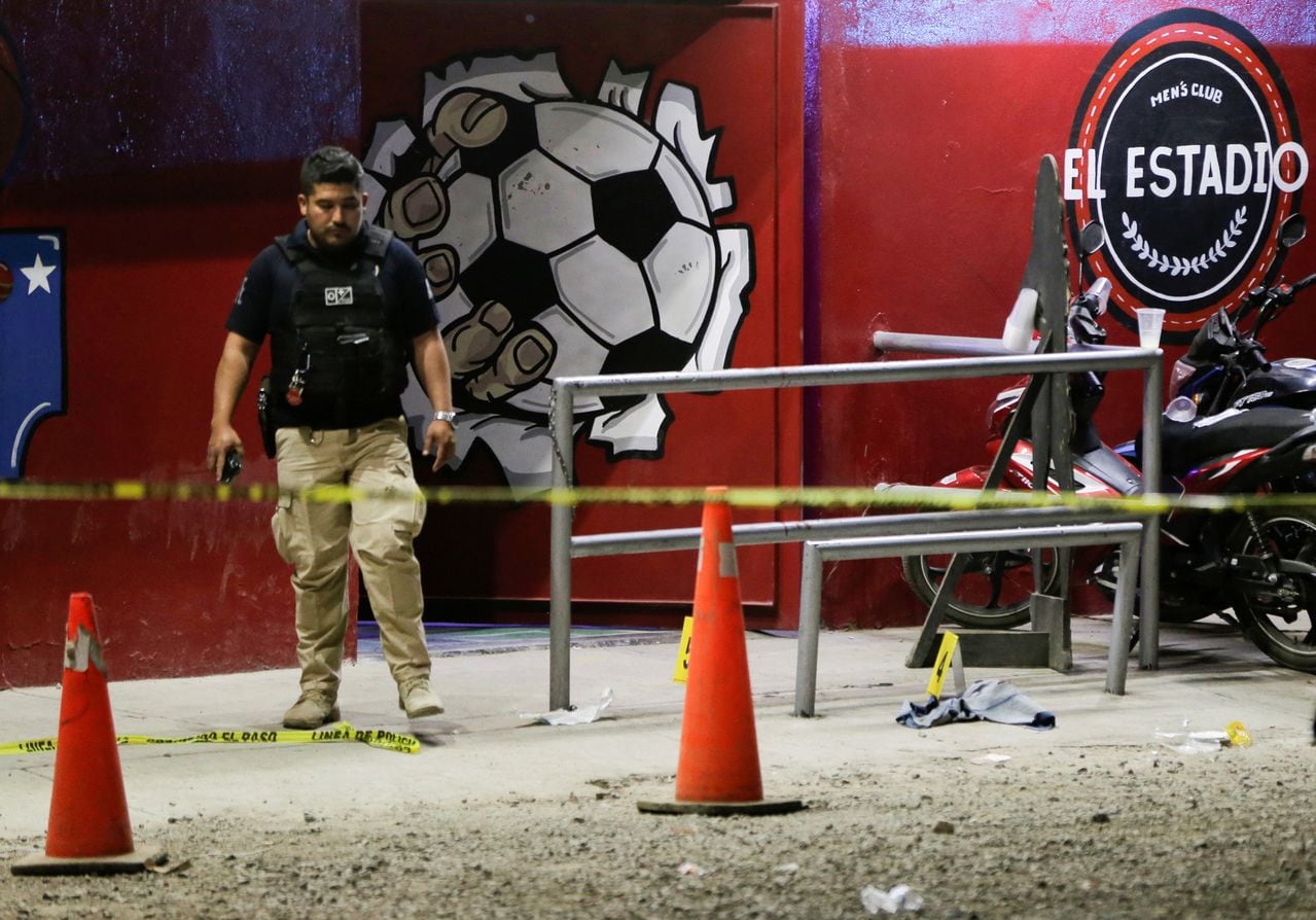 Un miembro de las fuerzas de seguridad camina afuera de un club nocturno donde los clientes fueron asesinados y otros heridos por un grupo armado no identificado que abrió fuego contra las personas, en Apaseo El Grande, en el estado de Guanajuato, México