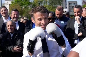 El candidato presidencial centrista y presidente francés Emmanuel Macron usa guantes de boxeo mientras hace campaña en el estadio Auguste Delaune el jueves 21 de abril de 2022 en Saint-Denis, en las afueras de París. Foto AP/Francois Mori, Piscina