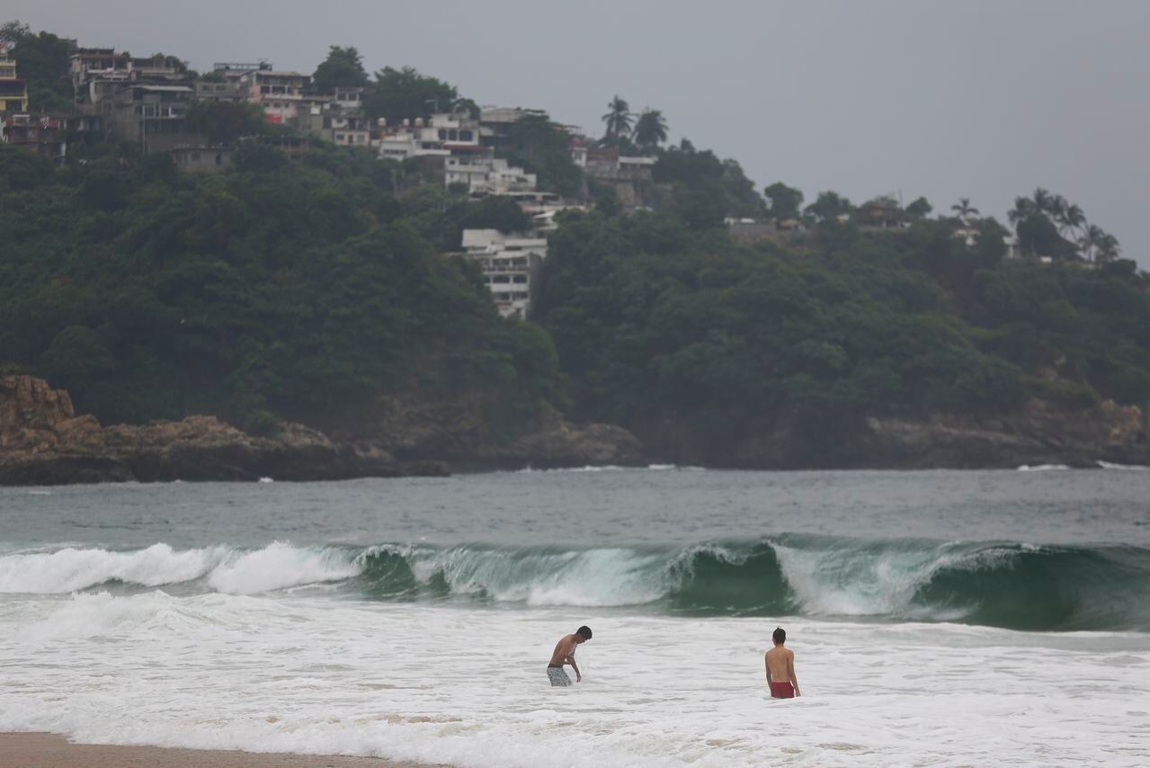 Turistas nadan en Acapulco, México, el martes 24 de octubre de 2023. El huracán Otis se ha fortalecido de tormenta tropical a huracán de categoría mayor en cuestión de horas, a medida que se acerca a la costa del Pacífico sur de México, donde se pronosticaba que tocaría tierra cerca del centro turístico de Acapulco temprano el miércoles. (Foto de AP/Bernardino Hernández)