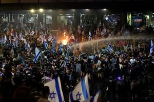 La policía antidisturbios intenta desalojar a los manifestantes con un cañón de agua durante una protesta contra los planes del gobierno de Netanyahu para reformar el sistema judicial, en Tel Aviv, el lunes 24 de julio de 2023. Los legisladores israelíes aprobaron el lunes una parte clave del divisivo plan del primer ministro Benjamin Netanyahu para remodelar el sistema de justicia del país a pesar de las protestas masivas que han expuesto fisuras sin precedentes en la sociedad israelí.