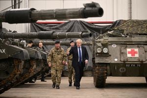 El primer ministro británico, Boris Johnson, se muestra alrededor del Royal Tank Regiment Battlegroup por el teniente coronel Simon Worth después de una conferencia de prensa conjunta en la base del ejército de Tapa, en Tallin, Estonia, el 1 de marzo de 2022. Foto REUTERS /Leon Neal

