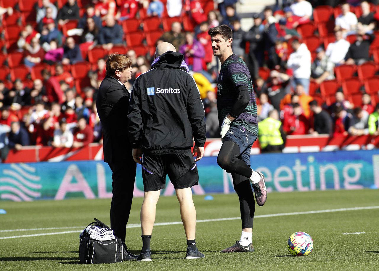 Real Madrid's Belgian goalkeeper Thibaut Courtois (R) reacts before the Spanish League football match between RCD Mallorca and Real Madrid at the Visit Mallorca stadium in Palma de Mallorca on February 5, 2023. (Photo by JAIME REINA / AFP)