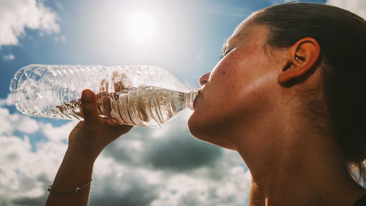 Mujer tomando agua.