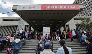 Capitalinos hacen largas filas  para ingresar al Supercade y completar el pago impuestos de Bogotá