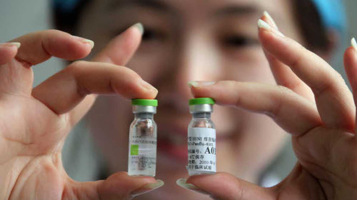 Personal médico muestra las vacunas contra la gripe A/H1N1 en Pekín. Dos empresas farmacéuticas de biotecnología, Sinovac Co. Ltd. y Hualan Biológica Engineering Inc., han comenzado los ensayos de vacunas en la China continental, donde el gobierno ha informado de 1.772 casos confirmados de la mortal gripa, pero no víctimas mortales. Unas 3.600 personas tomarán parte en los dos meses de duración de los ensayos clínicos.