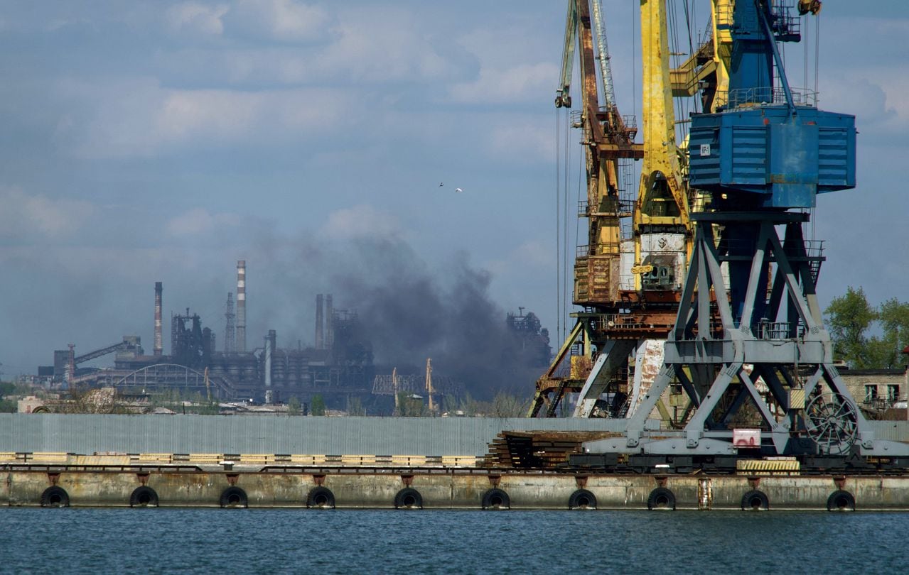CULTIVO ALTERNATIVO - El humo se eleva sobre la planta siderúrgica de Azovstal en la ciudad de Mariupol el 29 de abril de 2022, en medio de la acción militar rusa en curso en Ucrania.
El alcalde de la ciudad ucraniana destruida de Mariupol dijo el 4 de mayo de 2022 que se perdió el contacto con las fuerzas ucranianas refugiadas en la planta siderúrgica de Azovstal en medio de feroces batallas con las tropas rusas. - *NOTA DEL EDITOR: Esta foto fue tomada durante un viaje de prensa organizado por el ejército ruso.* (Foto de Andrey BORODULIN / AFP)