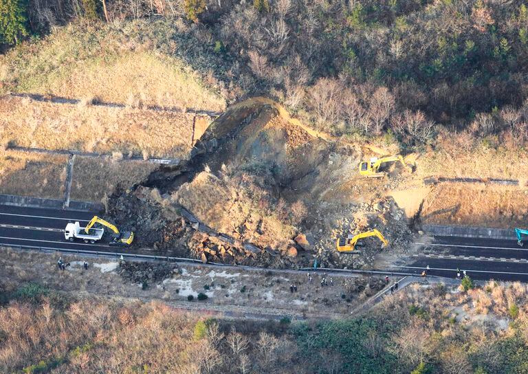 Un tramo de autopista se vio bloqueado por un deslizamiento de tierra tras un sismo en la ciudad de Soma, en la prefectura de Fukushima, nordeste de Japón, el domingo 14 de febrero.