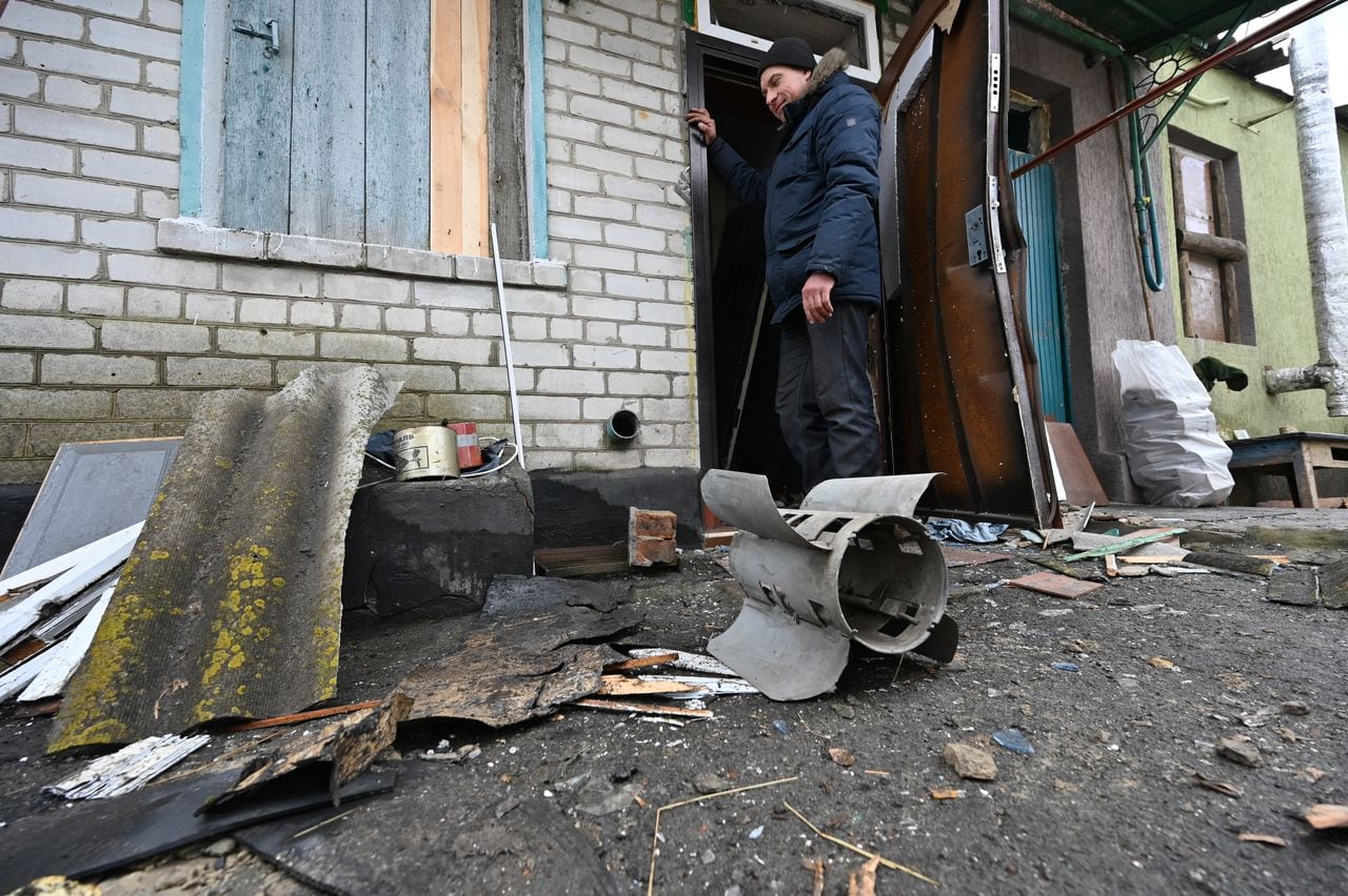 Las autoridades de Rusia indicaron este jueves que la ola de bombardeos perpetrada contra territorio Ucraniano responde al “ataque terrorista” perpetrado el pasado 2 de marzo en la provincia rusa de Briansk a manos de “saboteadores ucranianos”. (Photo by SERGEY BOBOK / AFP)