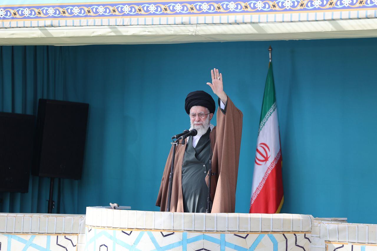 Ali Jamenei, líder supremo de Irán, hablando y orando por Eid Al-Fitr (la festividad religiosa celebrada por los musulmanes de todo el mundo porque marca el final del mes de ayuno del Ramadán, que dura desde el amanecer hasta el atardecer) en Mosalla Mezquita