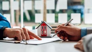 Los clientes interesados en comprar una casa firman una firma para celebrar un contrato de compra de vivienda con un agente inmobiliario. Aprobación de préstamo hipotecario préstamo hipotecario y concepto de seguro.