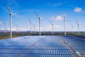La célula fotovoltaica del panel de energía solar y el generador de energía de la granja de la turbina eólica en el paisaje de la naturaleza para la producción de energía verde renovable es una industria amigable. Concepto de desarrollo limpio y sostenible.