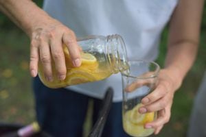 El agua tibia con limón puede traer grandes beneficios para el organismo.