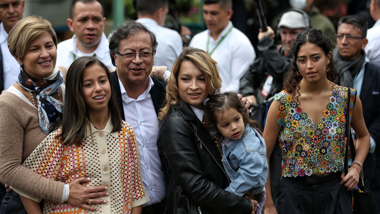 Gustavo Petro con su familia votando