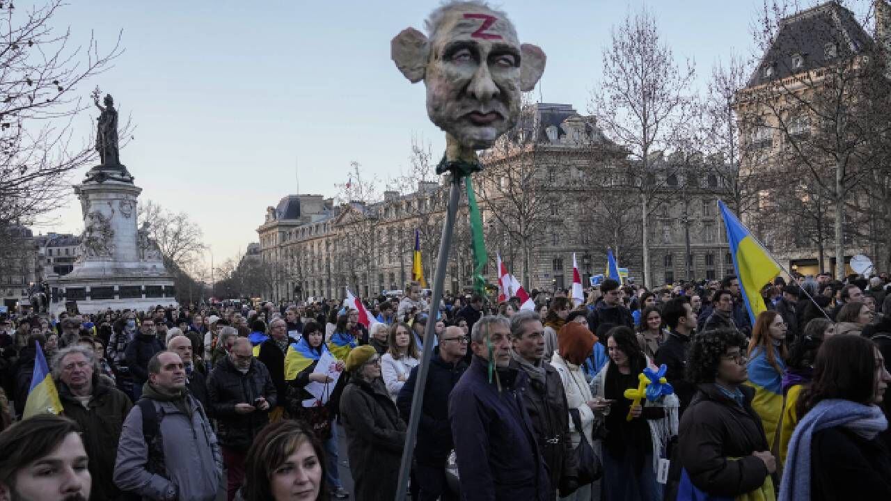 Un partidario ucraniano sostiene una cabeza de títere que representa al presidente ruso, Vladimir Putin, para conmemorar el primer aniversario de la invasión rusa a gran escala en Ucrania.