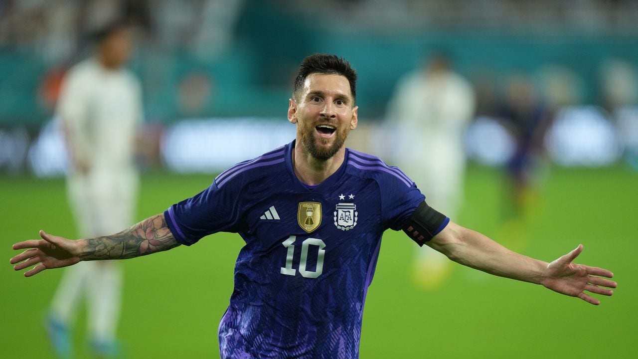 MIAMI GARDENS, FL - SEPTEMBER 23: Lionel Messi (10) celebrates his second goal of the match during the game between Honduras and Argentina on Friday, Sept 23, 2022 at Hard Rock Stadium in Miami Gardens FL(Photo by Peter Joneleit/Icon Sportswire via Getty Images)