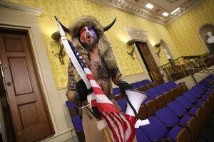 Manifestante grita "liberad" dentro de la Cámara del Senado durante la toma del Capitolio de Estados Unidos, en Washington.