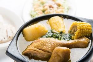 El sancocho es un platillo colombiano común que puedes preparar con pescado, res, pollo o cerdo. Sancocho de gallina es originario de la Región Colombiana El Valle. Tradicionalmente esta sopa se hace con gallinas, pero también puedes usar pollo.
